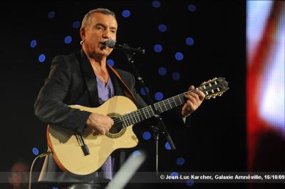 Bernard Lavilliers avec les 2000 Choristes au Galaxie Amnéville en 2009 - photo 5