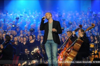 Emmanuel Moire avec les 2000 Choristes au Galaxie Amnéville en 2009 - photo 9