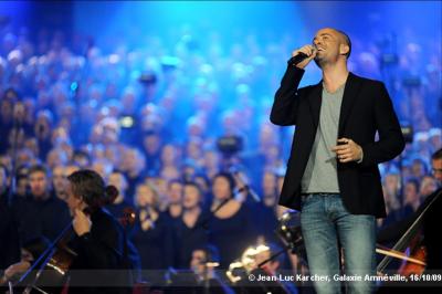 Emmanuel Moire avec les 2000 Choristes au Galaxie Amnéville en 2009 - photo 10