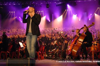 Emmanuel Moire avec les 2000 Choristes au Galaxie Amnéville en 2009 - photo 6