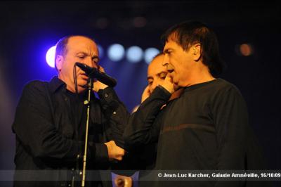 I Muvrini  avec les 2000 Choristes au Galaxie Amnéville en 2009 - photo 16