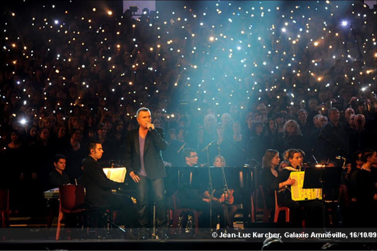 Bernard Lavilliers avec les 2000 Choristes au Galaxie Amnéville en 2009 - photo 4