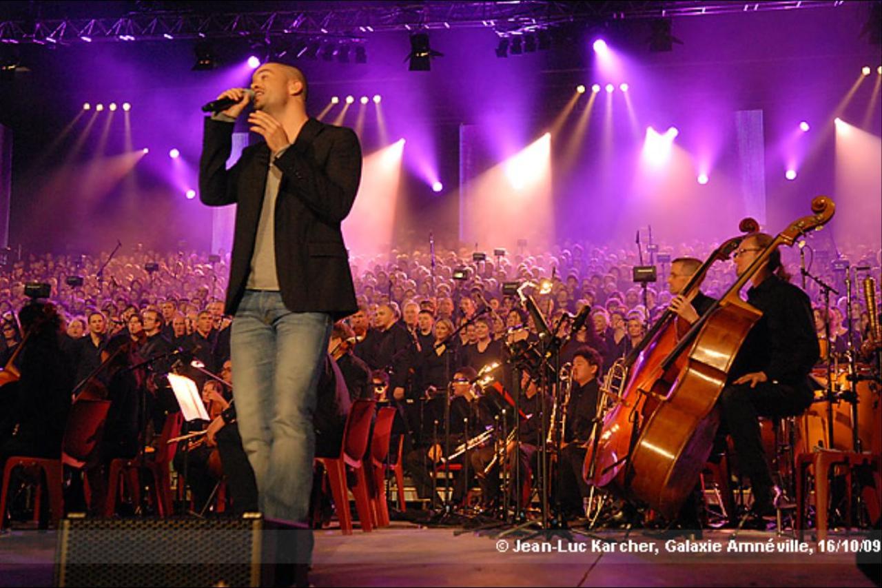 Emmanuel Moire avec les 2000 Choristes au Galaxie Amnéville en 2009 - photo 6