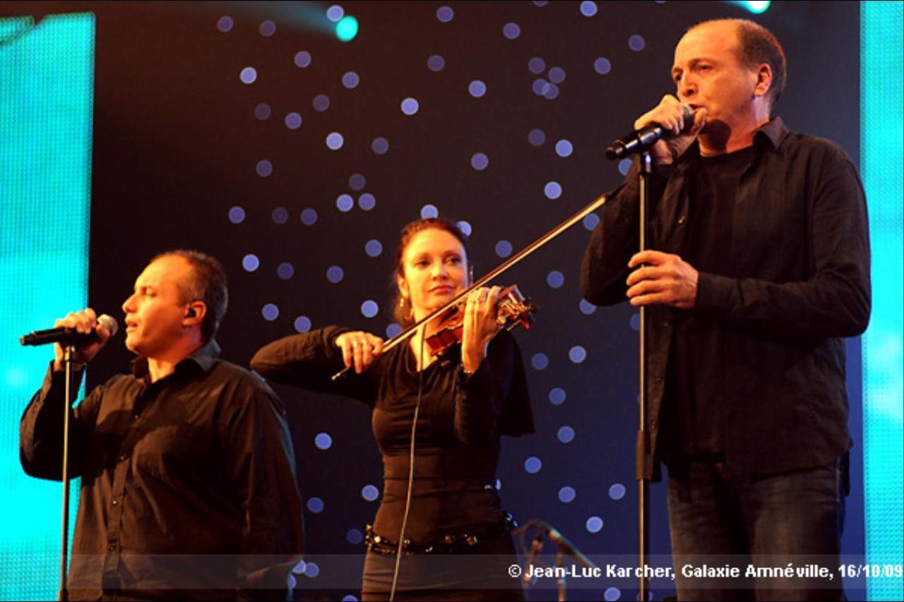 I Muvrini  avec les 2000 Choristes au Galaxie Amnéville en 2009 - photo 14